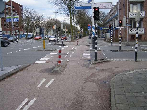 't Goylaan / Hooft Graaflandstraat Eigenlijk te smal voor 2- richtingsverkeer.