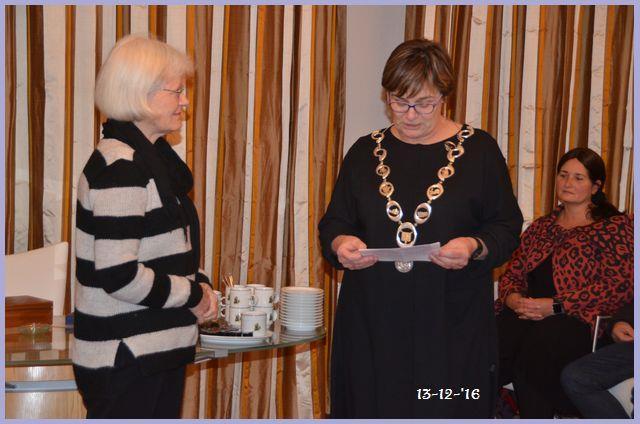 Penning van verdienste voor mw. Willie Damen-van de Mosselaer Wethouder en loco-burgemeester mw. Jeanne Hendriks-van Kemenade reikte op dinsdag 13 december jl. rond 16.