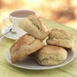 Scones Scones zijn stevige lichtzoete broodjes die rijzen in de oven door het gebruik van bakpoeder in plaats van gist. Lekker smeuïge rozijnen zijn aan het beslag toegevoegd.