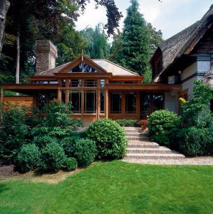 5 tot 8. Deze luxueuze veranda met aansluitende pergola s verfraaien een elegante woning met rieten dak.
