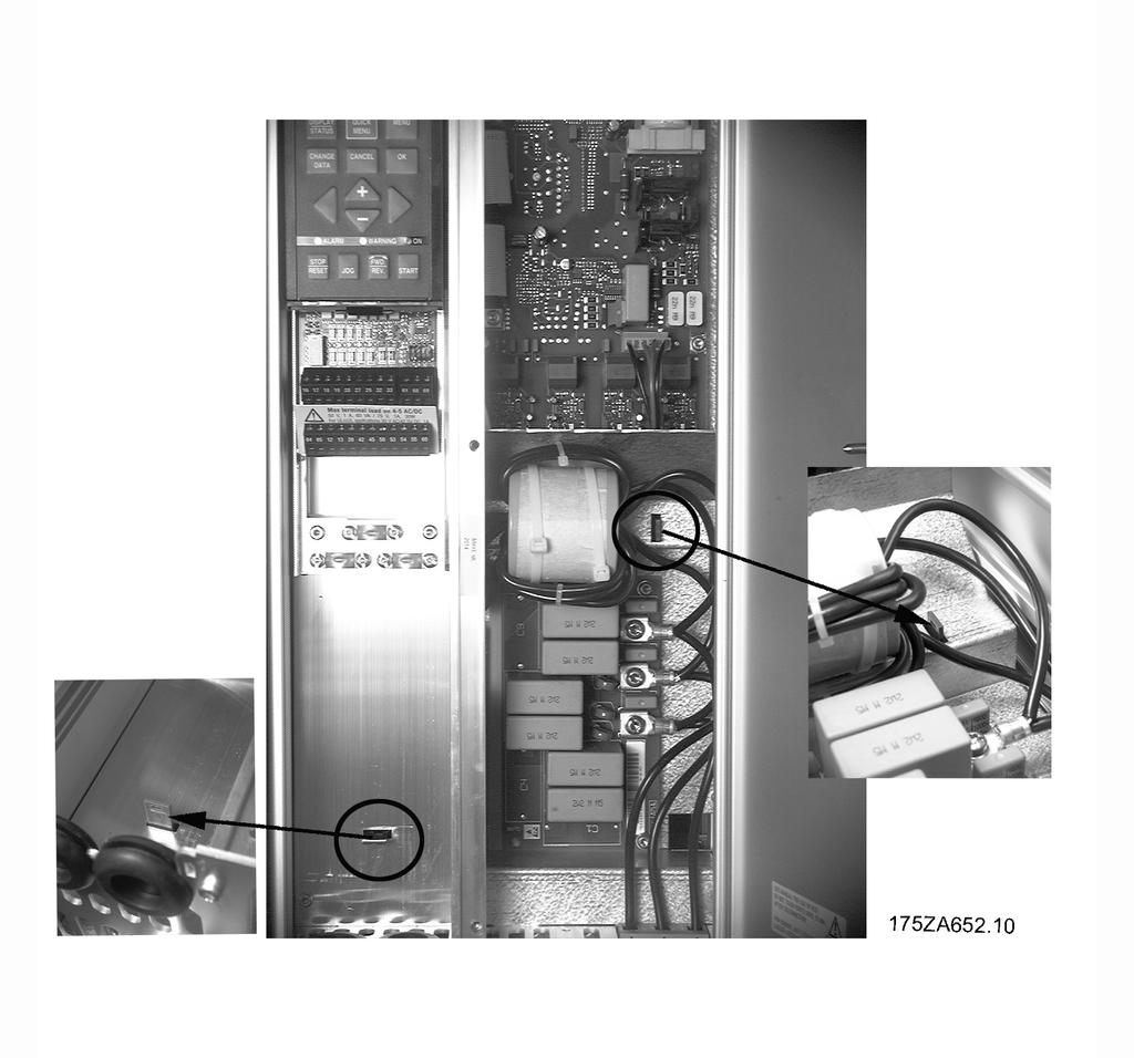 Bookstyle IP 20 VLT 5001-5011 380-500 V VLT 5001-5006 200-240 V De rode schakelaars worden bediend door middel van een schroevendraaier of iets dergelijks.