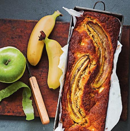 APPEL & BOEKWEIT voorbereiding 25 minuten baktijd 55 minuten 120 g zachte boter + wat 100 g lichte basterdsuiker 2 rijpe bananen 2 appels, geschild en grofgeraspt 190 g boekweitmeel 50 g tarwebloem 1