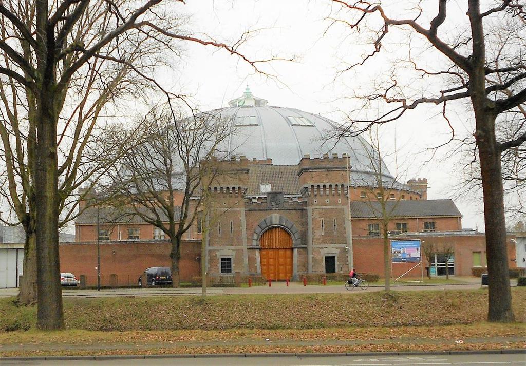 3 B DE TIJD STAAT NIET STIL Op verschillende plaatsen merken we dat de stad leeft en steeds weer verandert; gebouwen krijgen door de jaren heen een nieuwe bestemming.