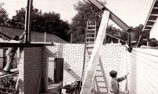 Na enkele verbouwingen van de stal werd in 58 een sooszaal aangebouwd.