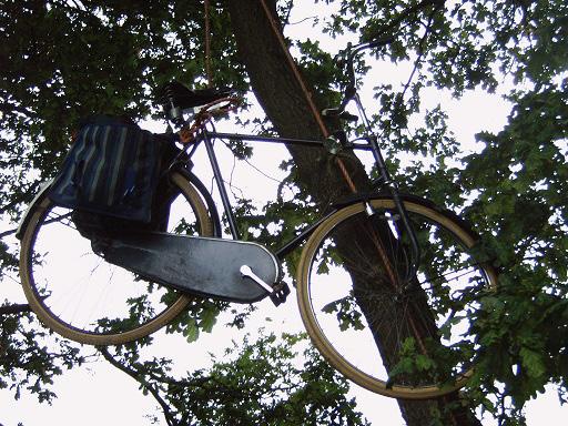 Gezien op www.ruinerwold.info Wat heeft posbode Henk nou aan zijn fiets hangen! beleven aan de duo-fiets.