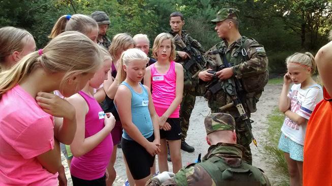 Militaire begeleiding jonge hardlopers De jongerengroep die in juni is begonnen met de training voor de Dijkhuizenrun is maar liefst 39 deelnemers groot.