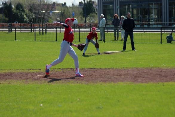 Dat was zwaar balen, in de regen en in de kou en dan ook nog een achterstand voor All In Indy Duis ging het veld in als pitcher.