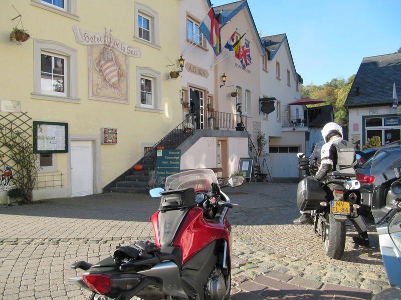 Besloten werd om koers te zetten naar Esch sur Sûre in Luxemburg, via de snelst mogelijke weg. Via de Péage (tolweg) tikten de kilometers snel weg en aan het eind van de middag werd het hotel bereikt.