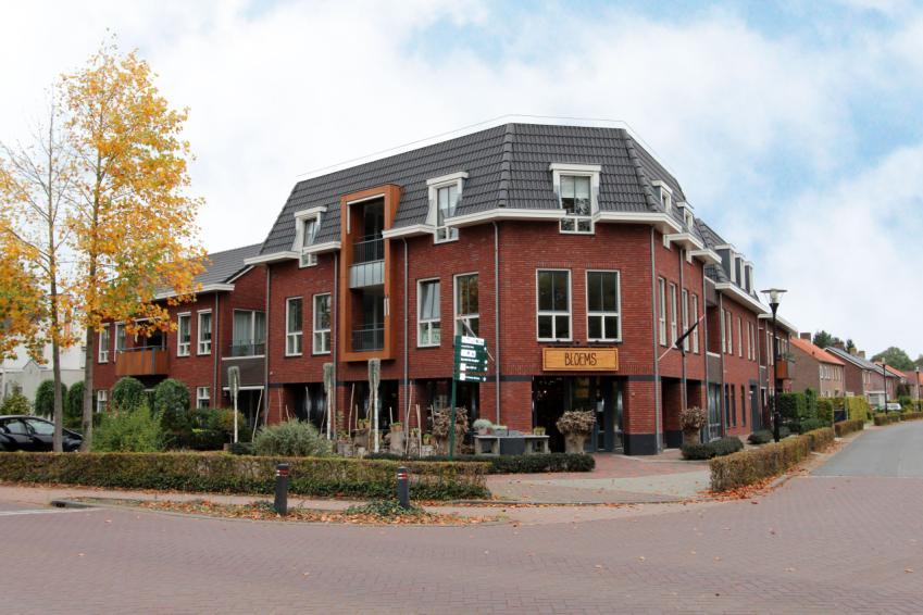 Ingericht met een royale woonkamer, moderne inbouwkeuken, slaapkamer met badkamer ensuite, berging en een loggia welke op het westen is gelegen.