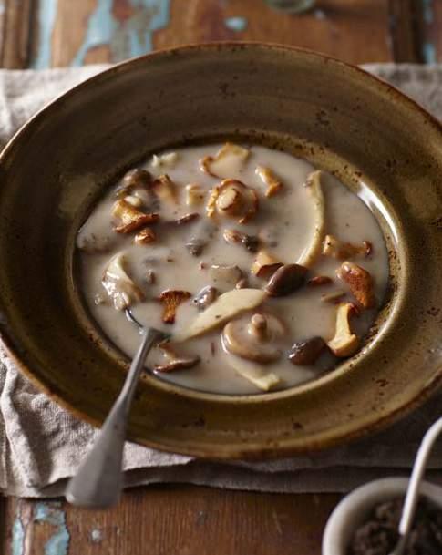 1025 Breng het water aan de kook en voeg al roerend de bospaddenstoelensoep toe. Laat de soep gedurende 5 minuten rustig koken.