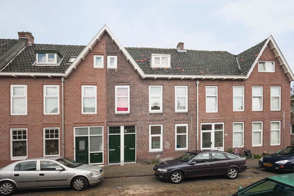 Geervlietsestraat 16A te Schiedam Volledig gemoderniseerde 2-kamer benedenwoning. De woning is gelegen in de wijk Zuid in Schiedam. Deze wijk kenmerkt zich door de oude bouwstijl en speelse indeling.