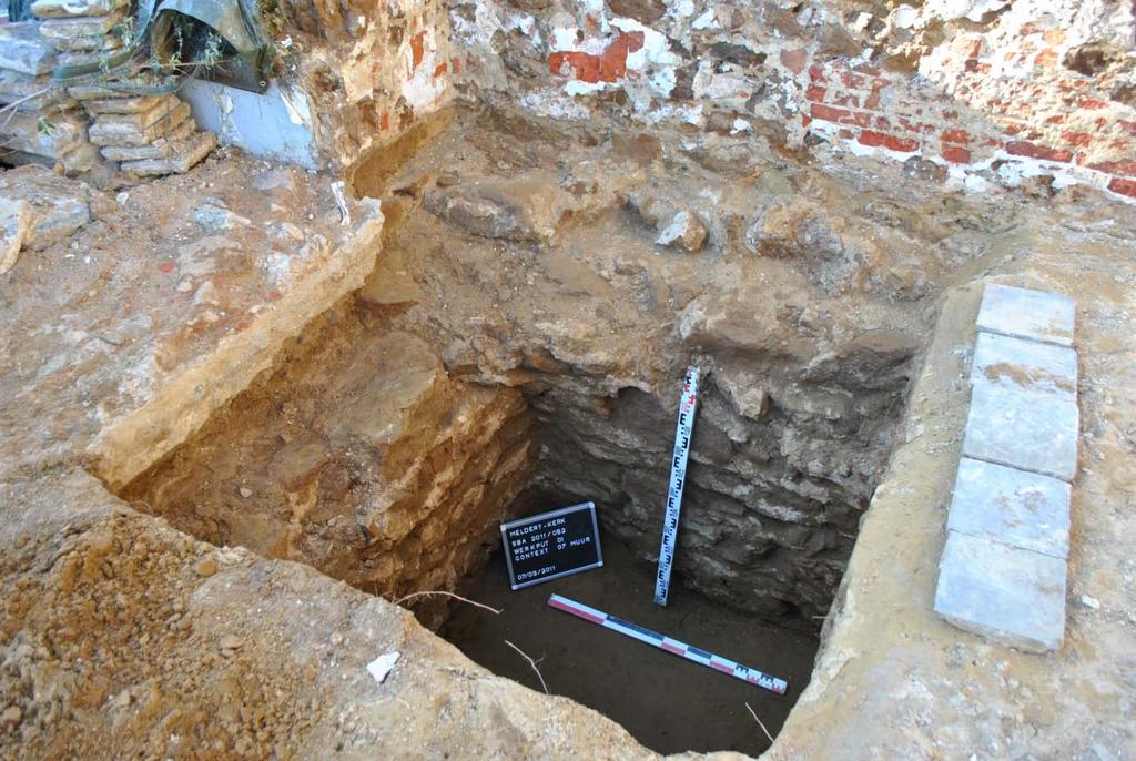 Hoofdstuk 4 Beschrijving van de contexten Tijdens het archeologische vooronderzoek van de proefput werd naast de bestaande muur en vloer de funderingsmuur aangetroffen.