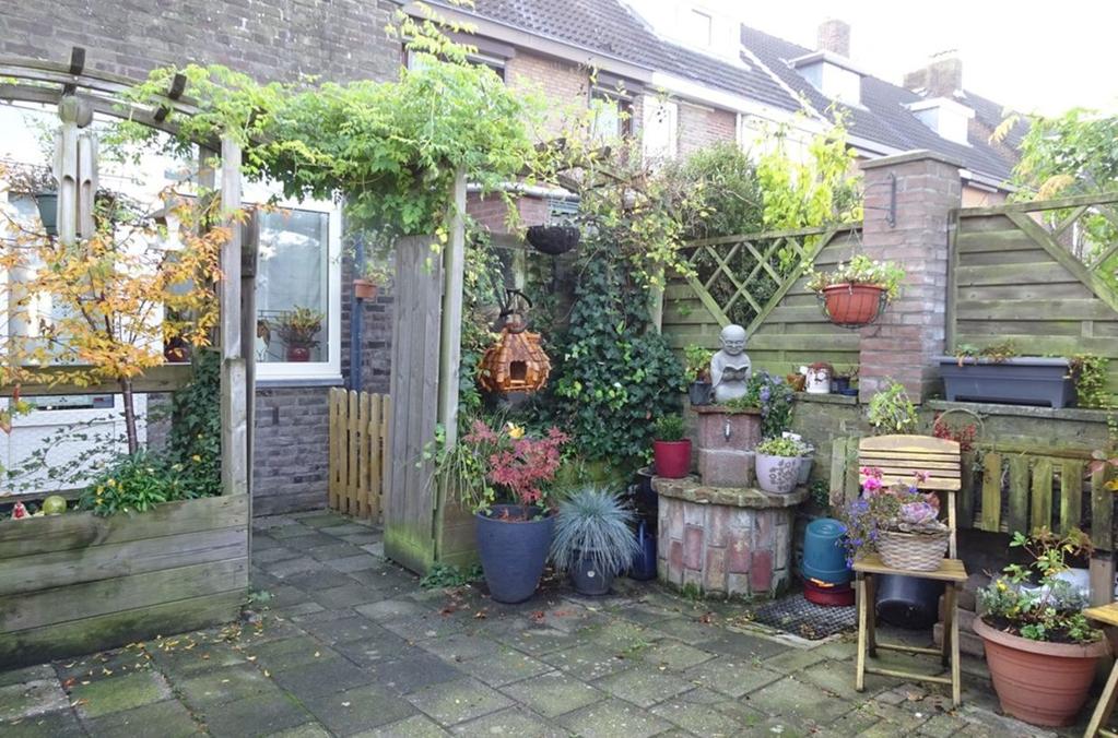 Ligging en indeling Tuin: Nagenoeg geheel beklinkerde achtertuin gelegen op het Noord-Westen met toegang tot de ruime stenen berging (ca. 6.40 x 4.45m.