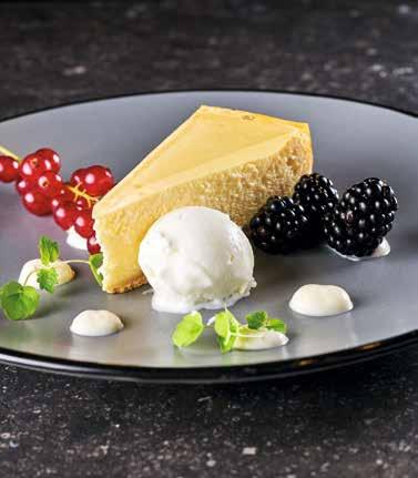 Cheesecake met gelei van prosecco Maak eerst de bodem van de cheescake. Maak daarna de cheesecake en vervolgens de gelei van prosecco. Snij een puntje van de taart en zet dit op het bord.