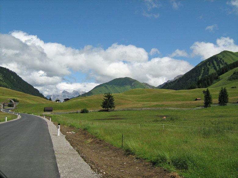 Vooral het deel tussen Namlos en Bichlbach, rond Berwang, straalt een enorme oase van rust uit. Groene hellingen waar je ook kijkt, omzoomd met fraaie rotspieken in de verte.