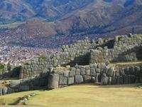 Qenqo Gevestigd aan de rand van het Archeologische Park van Saqsayhuaman, gelegen op een kleine heuvel Socorro genoemd. Het is een tempel of een orakel.