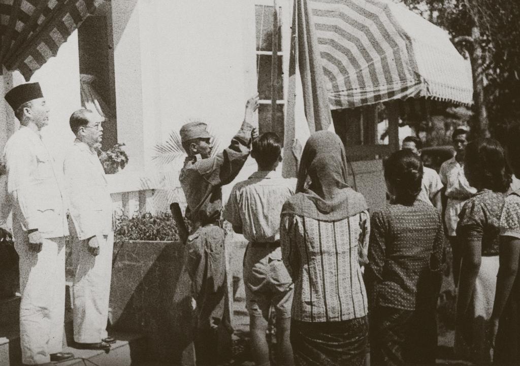 bersiap hoofdstuk 1 JAK ARTA (BATAVIA), WEST-JAVA, 17 AUGUSTUS 1945 Na het voorlezen van de onafhankelijkheidsverklaring in de voortuin van de woning van de republikeinse leider Soekarno op de Jalan