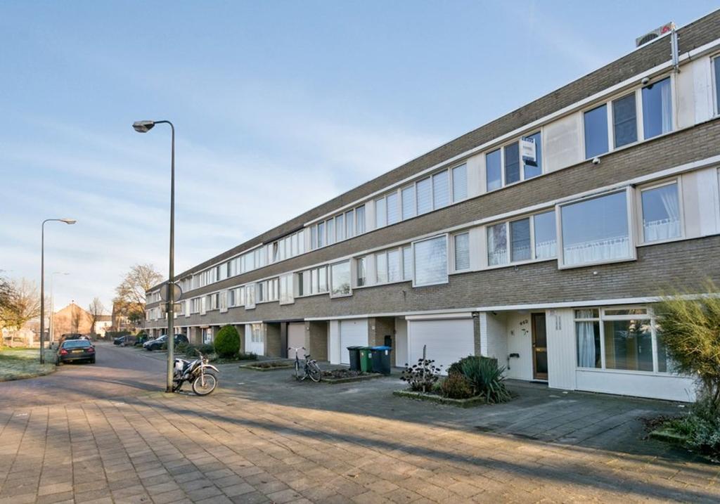 INLEIDING ADMIRALITEITSLAAN 442, 5224 EN 'S- HERTOGENBOSCH Welkom bij ons kantoor Pennings Onroerende zaken Met deze brochure willen wij u zo goed mogelijk informeren over de woning aan de