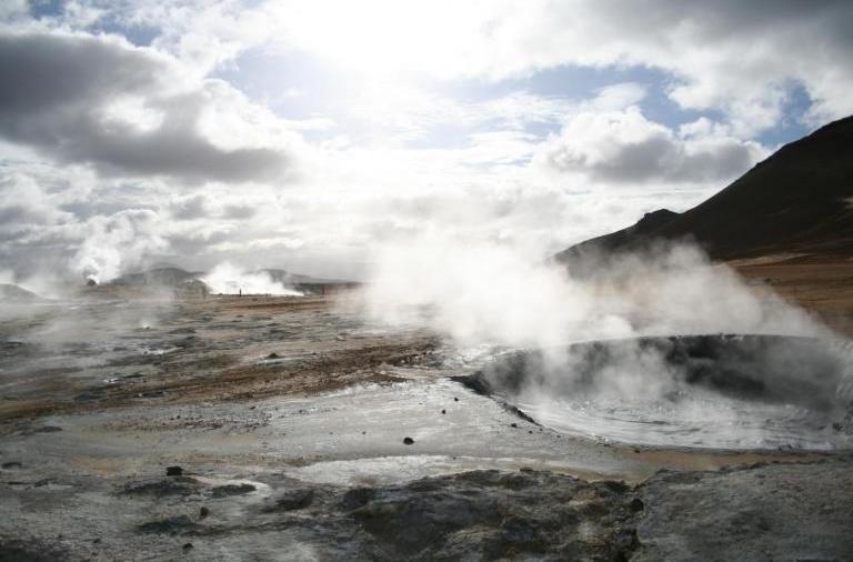 Námafjall Hverir geothermal area Námafjall Hverir is een geweldige geothermische gebied met een scala aan spectaculaire verschijnselen; fumaroles, modderpoelen en stoom gebieden.