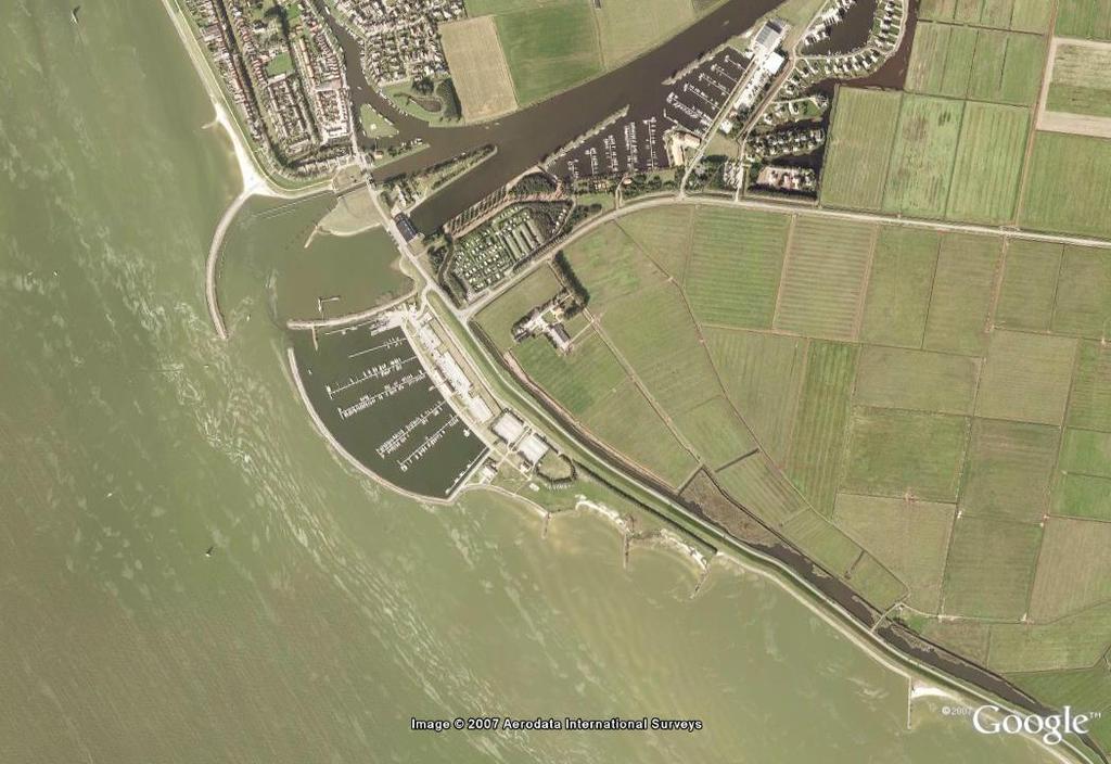 3 GEBIEDSBESCHRIJVING STAVOREN SUDERSTRAND 3.1 Algemeen Het Suderstrand is gelegen aan het IJsselmeer ten zuiden van de uitmonding van het Johan Frisokanaal bij Stavoren.