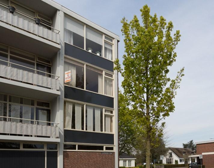 Kenmerken Formidabel afgewerkt en compleet gerenoveerd ruim opgezet 3-kamerhoekappartement met een grote living en 2 balkons.