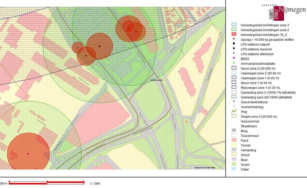 Het plangebied ligt binnen het invloedsgebied van de volgende risicobronnen; Het spoor Nijmegen-Den Bosch, NXP, de routering gevaarlijke stoffen van de gemeente Nijmegen en twee LPG tankstations.