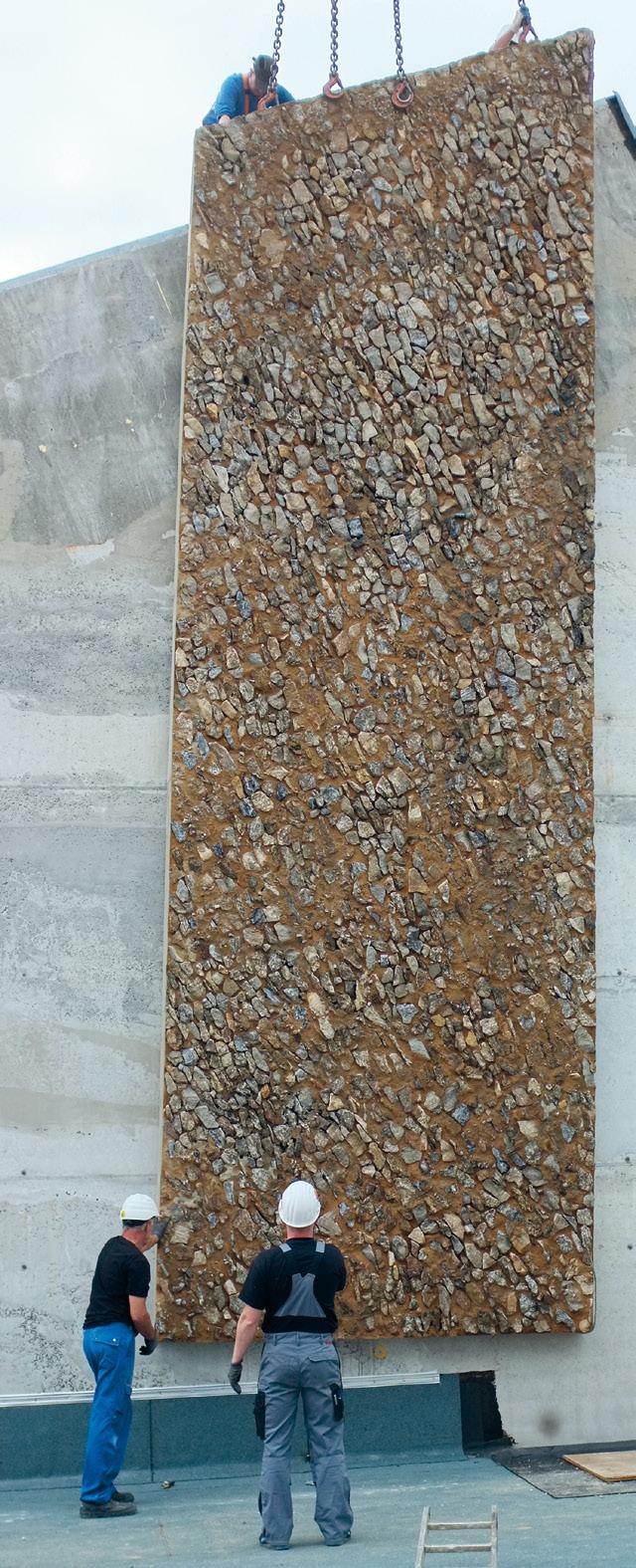 Door de breukstenen op deze manier te verwerken kon op de millimeter precies gewerkt worden. Compositie in beton Vanaf het dorpsplein leidt een trap naar beneden.