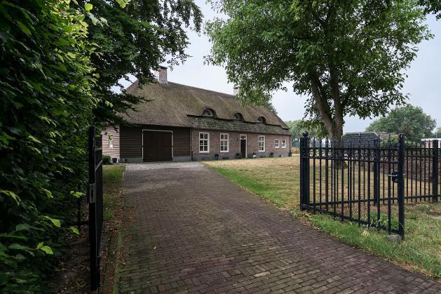 * Rustig gelegen in het centrum van Middelbeers naast het monumentale (15 e eeuwse) Sint-Willibrordkerkje.