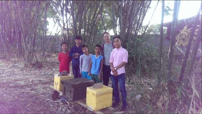 11 Nieuwe bijenstand bij Vinh Son 1 met 2 imkers in spe, vlnr A Vy en Siu Tuan Maandag 27-02-2017 4e cursusdag: theorie lessen over bronnen van stuifmeel en nectar, het reizen met