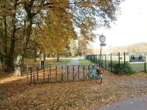 Daarnaast is er ook nog een fietsenstalling in de nabije omgeving aan de Parkweg. Hier kunnen nog een tiental fietsen staan. Velo standplaatsen in de omgeving: neen, de locatie is buiten de Singel.