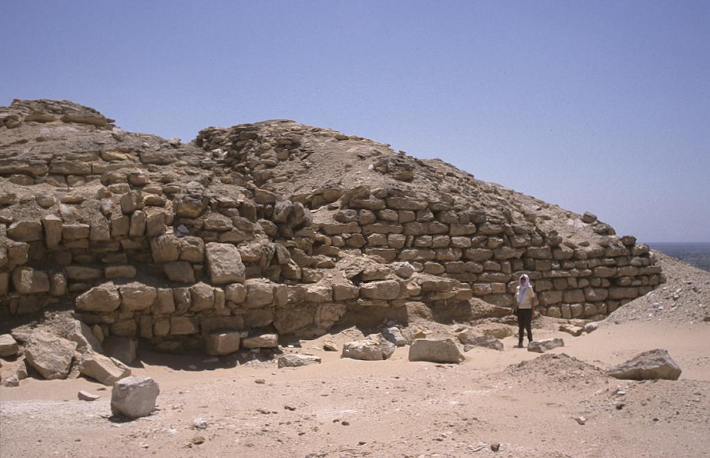 De piramide van Seila (foto s Jan Koek) Men gaat ervan uit dat de eerste zes genoemde piramiden onder Hoeni zijn gebouwd, maar Seila werd onder farao Snofroe gebouwd.