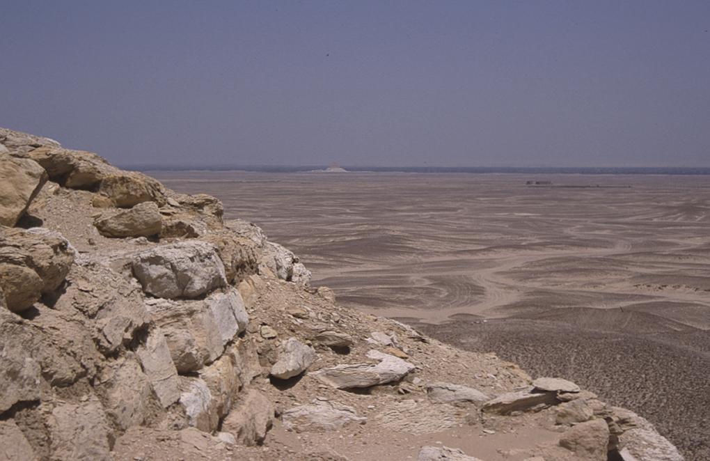 Op de voorgrond de piramide van Seila met uitzicht op de piramide van Meidoem (foto Jan Koek) Egypte door de ogen van een 11-jarige Verslag Egyptereis oktober 2011 door Anne Hendriks foto