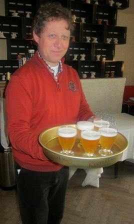 Piet Salomez die naar bierproefcursussen ook nog voor tal van kleine verenigingen prachtige bieren