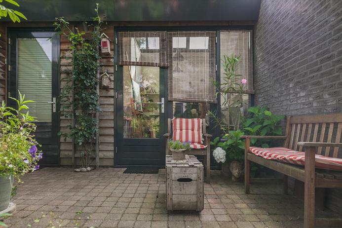 Bijzondere, vrijstaand geschakelde woning met onder architectuur gebouwde praktijkruimte.