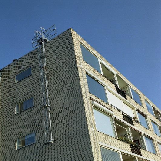 Hangladders Hangladders worden in de regel toegepast voor gevelonderhoud, onder andere door glazenwassers en schilders.