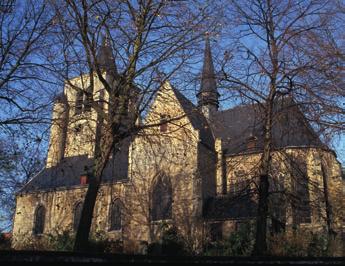 12 SinT-PieTeRS-leeuW SinT-PieTeRS-leeuW 12 Sint-Pieter- en Pauluskerk Rink z/n Deze gotische kerk - gebouwd in kalkzandsteen - heeft een koor en een kruisbeuk uit de eerste helft van de 15de eeuw,