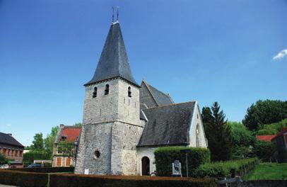 15 HOKSeM 15 Sint-Jan-Evangelistkerk Dorpscentrum z/n Van de romaanse kerk uit de 12de eeuw blijft enkel nog de toren over. In het midden van de 14de eeuw werd een nieuw koor opgericht.