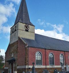 De (latere) verhoging werd uitgevoerd in kalkzandsteen. - Calvarie- of triomfgroep (eerste kwart 16de eeuw), verwerkt in het 19de-eeuwse hoofdaltaar. - Schilderij Heilige drievuldigheid (1773) van P.