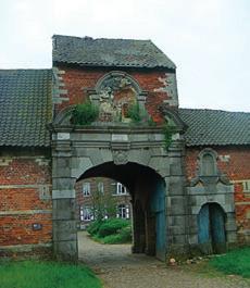 35 37 OPlinTeR 35 Begeleide wandeling met bezoek aan het erf van de hoeve Maagdendaal Vertrek op het plein bij de kerk van Oplinter. De wandeling vertrekt bij de kerk van Oplinter.