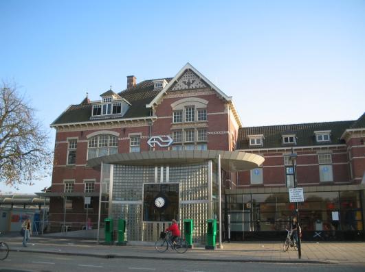 Woerden is een stad met een mooi stadscentrum met een grote parkeergarage, veel verschillende winkels, horecagelegenheden, stadswoningen en appartementen.