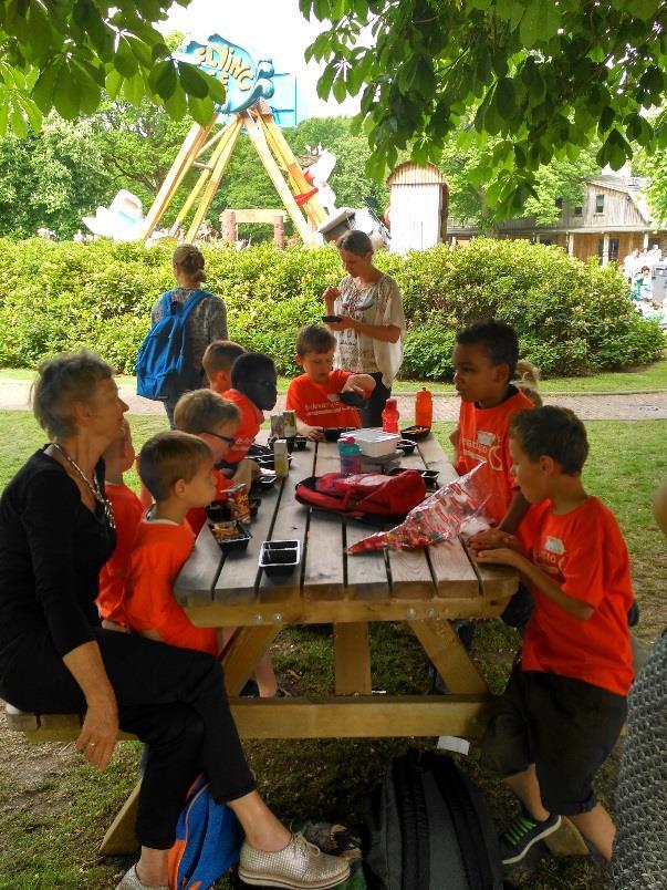 De busrit naar Oud Valkeveen was voor veel kinderen al een ervaring op zich en ze hebben dan ook genoten.