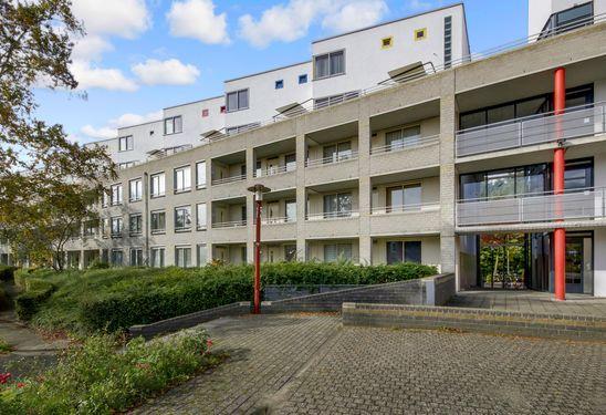 Aan de rand van de groene wijk Lunetten, tegen de populaire wijk Hoograven aan tref je het onder architectuur gebouwde appartementencomplex 'Ravelijn'. Lunette is een groene wijk.