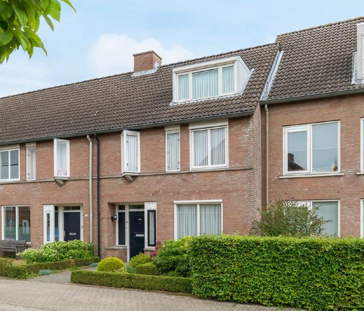 Ruime tussenwoning met een z-vormige woonkamer, open keuken, heerlijk lichte serre, 3 slaapkamers (4 mogelijk), keurige badkamer en achtertuin met berging en vrije achterom.