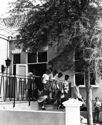 Het ging goed met de bibliotheek en in 1952 werd er een filiaal geopend in San Nicolas. En ook het filiaal ontwikkelde zich in een vlot tempo.