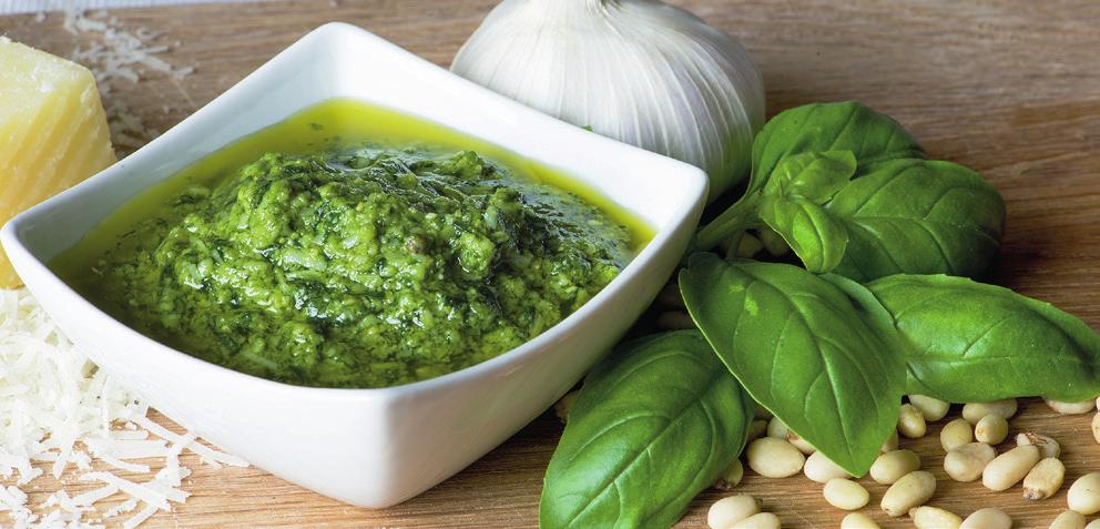 Doe ze samen met Parmezaanse kaas, knoflook en een handvol basilicum in een blender. Doe er daarna olijfolie bij tot je de gewenste dikte van de pesto hebt.