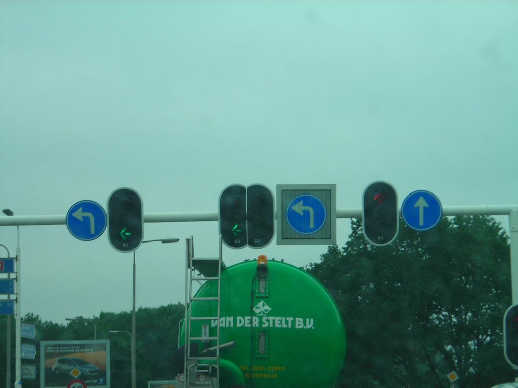 In Figuur 2 is te zien dat er op het viaduct drie rijstroken beschikbaar zijn voor het rechtdoorgaande verkeer richting Beverwijk en het linksafslaande verkeer naar de A22.