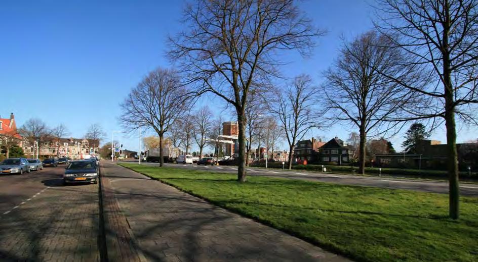 C Een tunnel onder zowel de Hoge Rijndijk als de Nieuwe Rijn door met een verbindende rotonde voor afslaand verkeer op de Kanaalweg.