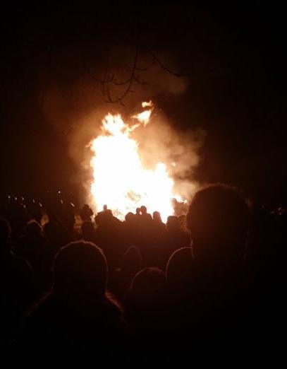 Kerstbomenverbranding Er zijn 500 bomen ingeleverd door kinderen.