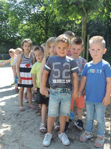 Op de tafel of op de mat staan materialen klaar waar de kinderen mee kunnen spelen. Alle kinderen hebben een vaste plaats aan de tafel.