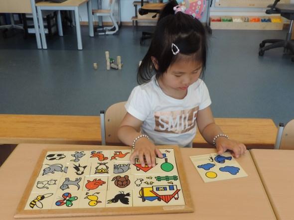 blokjes van groot naar klein op een rij leggen), meten en wegen. We leren ook spelenderwijs omgaan met letters. De kinderen leren rijmen, letters stempelen en benoemen, woordjes in stukjes hakken.